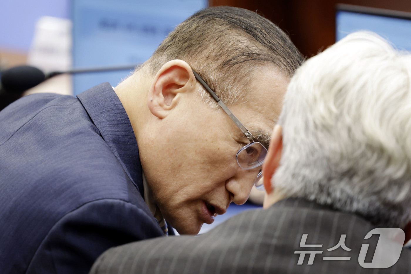 (서울=뉴스1) 이재명 기자 = 위성락 국가안보실장과 김상호 보도지원비서관(춘추관장)이 5일 청와대에서 열린 수석보좌관회의에서 대화를 나누고 있다. (청와대통신사진기자단) 2026 …