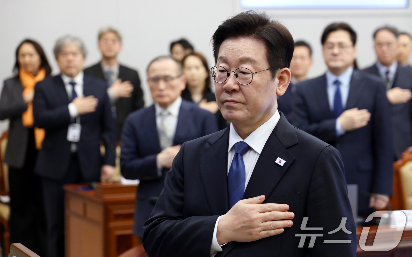 (서울=뉴스1) 허경 기자 = 이재명 대통령이 5일 청와대 여민관에서 열린 수석보좌관회의에서 국민의례를 하고 있다. (청와대통신사진기자단) 2026.2.5/뉴스1