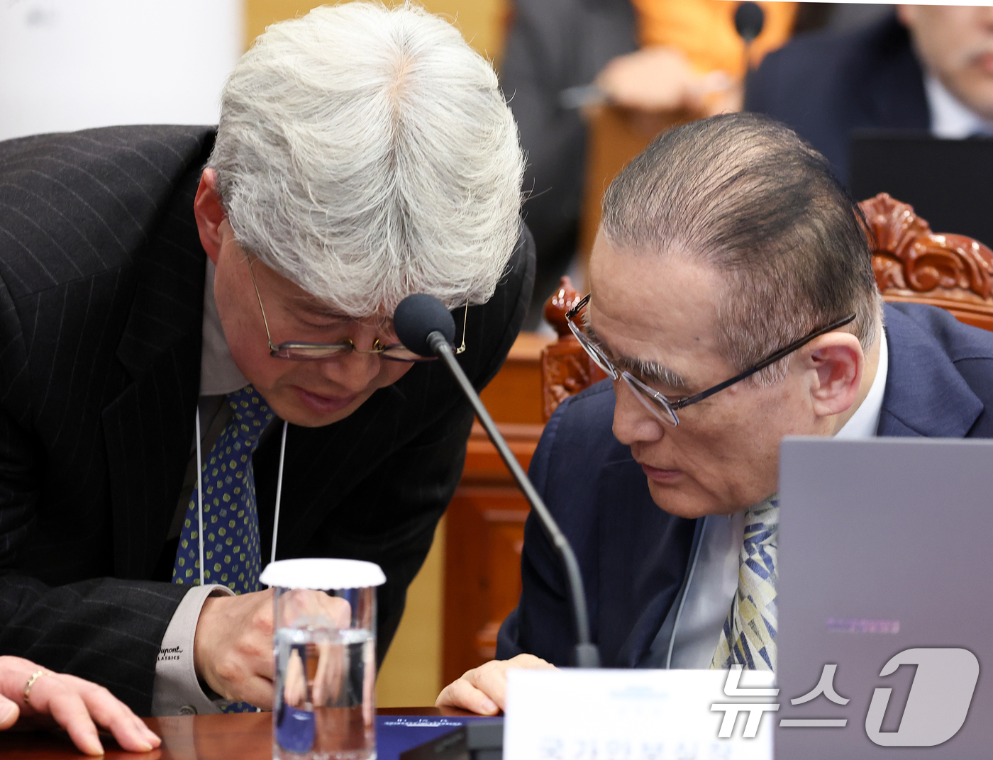 (서울=뉴스1) 허경 기자 = 위성락 국가안보실장이 5일 청와대 여민관에서 열린 수석보좌관회의에서 김상호 보도지원비서관(춘추관장)과 대화하고 있다. (청와대통신사진기자단) 2026 …