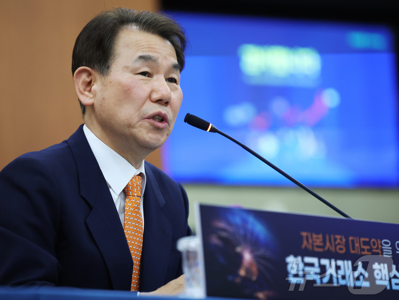 (서울=뉴스1) 황기선 기자 = 정은보 한국거래소 이사장이 5일 오후 서울 영등포구 여의도 한국거래소 마켓타워에서 열린 '2026년도 신년 기자간담회'에서 취재진 질문에 답하고 있 …