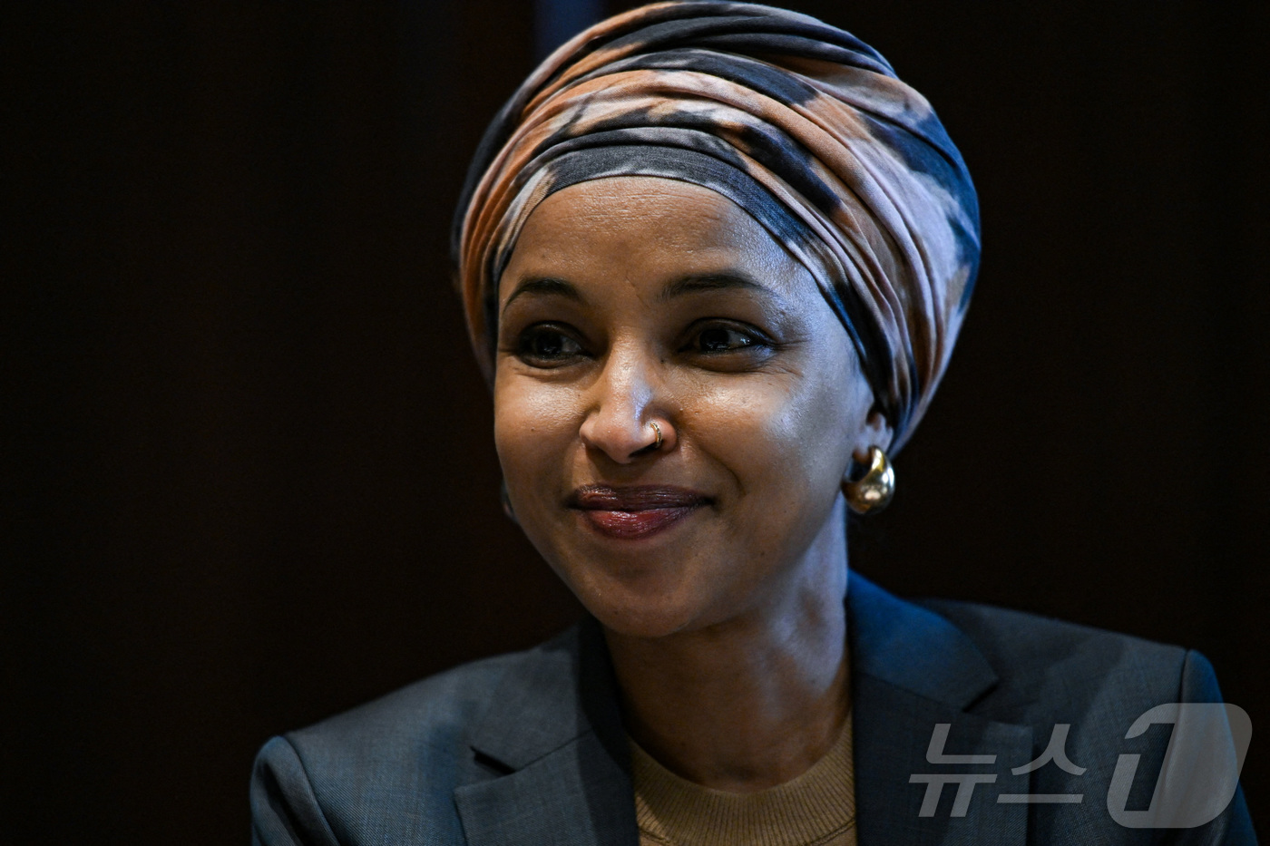 (워싱턴 로이터=뉴스1) 김경민 기자 = 미국 민주당 소속 일한 오마르 하원의원(미네소타주)이 4일(현지시간) 워싱턴DC 의회에서 열린 민주당 여성 코커스 포럼 '트럼프의 성적표: …