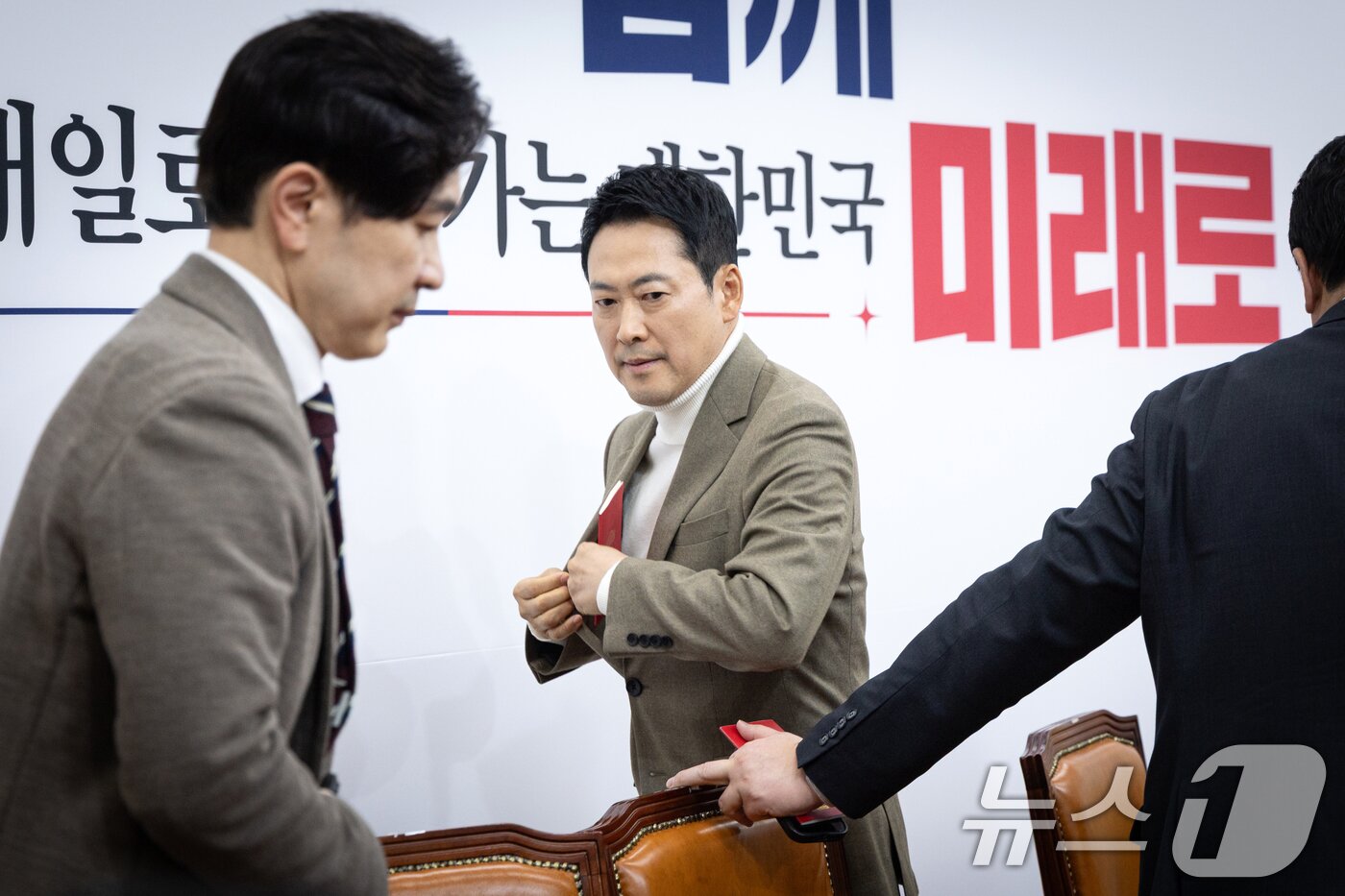 본문 이미지 - 장동혁 국민의힘 대표가 5일 서울 여의도 국회에서 기자간담회를 열고 거취 표명 요구에 대한 입장을 밝힌 뒤 간담회장을 나서고 있다. 2026.2.5/뉴스1 ⓒ News1 이승배 기자