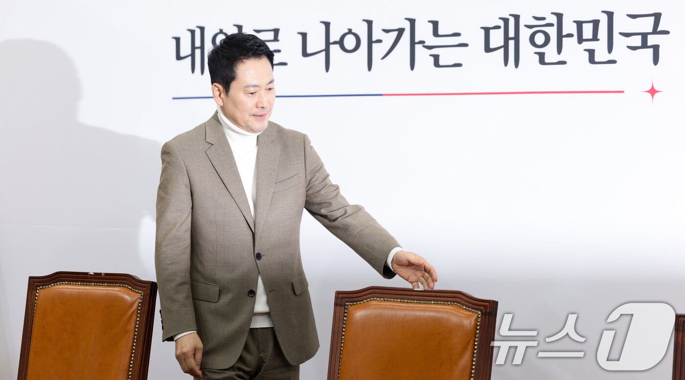 본문 이미지 - 장동혁 국민의힘 대표가 5일 서울 여의도 국회에서 기자간담회를 열고 거취 표명 요구에 대한 입장을 밝히기 위해 자리하고 있다. 2026.2.5/뉴스1 ⓒ News1 이승배 기자