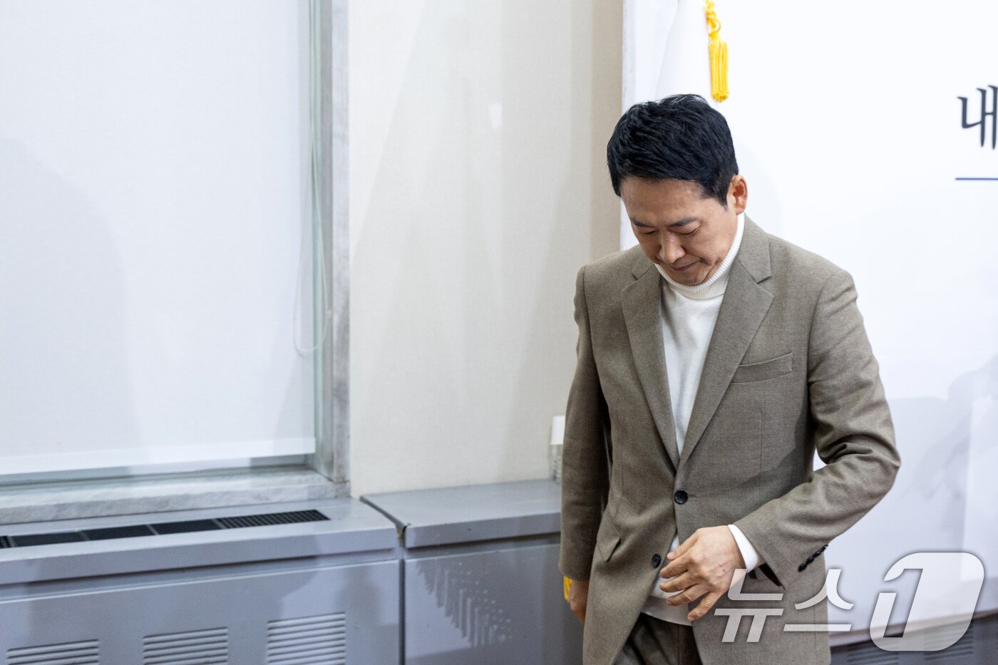 본문 이미지 - 장동혁 국민의힘 대표가 5일 서울 여의도 국회에서 기자간담회를 열고 거취 표명 요구에 대한 입장을 밝히고 간담회장을 나서고 있다. 2026.2.5/뉴스1 ⓒ News1 이승배 기자