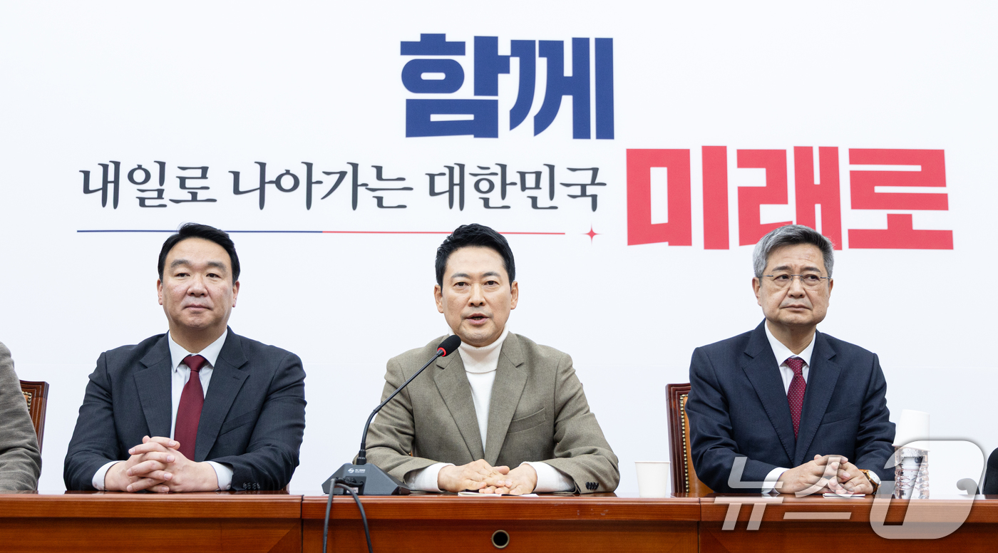 (서울=뉴스1) 이승배 기자 = 장동혁 국민의힘 대표가 5일 서울 여의도 국회에서 기자간담회를 열고 거취 표명 요구에 대한 입장을 밝히고 있다. 2026.2.5/뉴스1