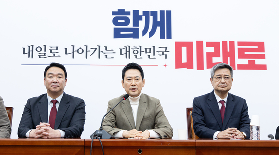 '全당원투표 승부수' 장동혁-'대응책 고심' 친한계 …韓제명 내홍 분수령