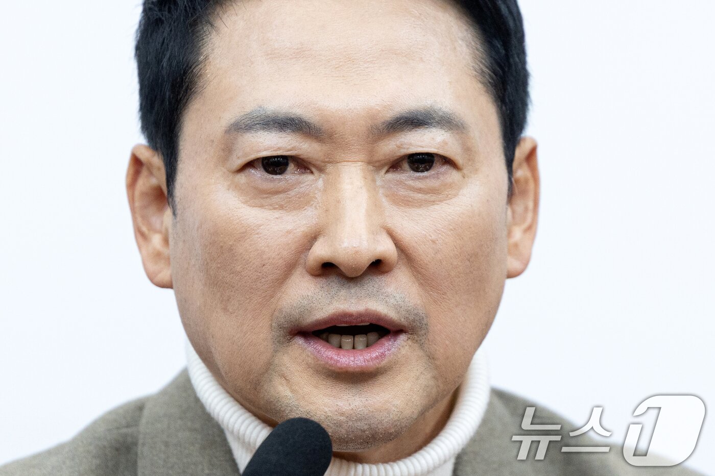 본문 이미지 - 장동혁 국민의힘 대표가 5일 서울 여의도 국회에서 기자간담회를 열고 거취 표명 요구에 대한 입장을 밝히고 있다. 2026.2.5/뉴스1 ⓒ News1 이승배 기자