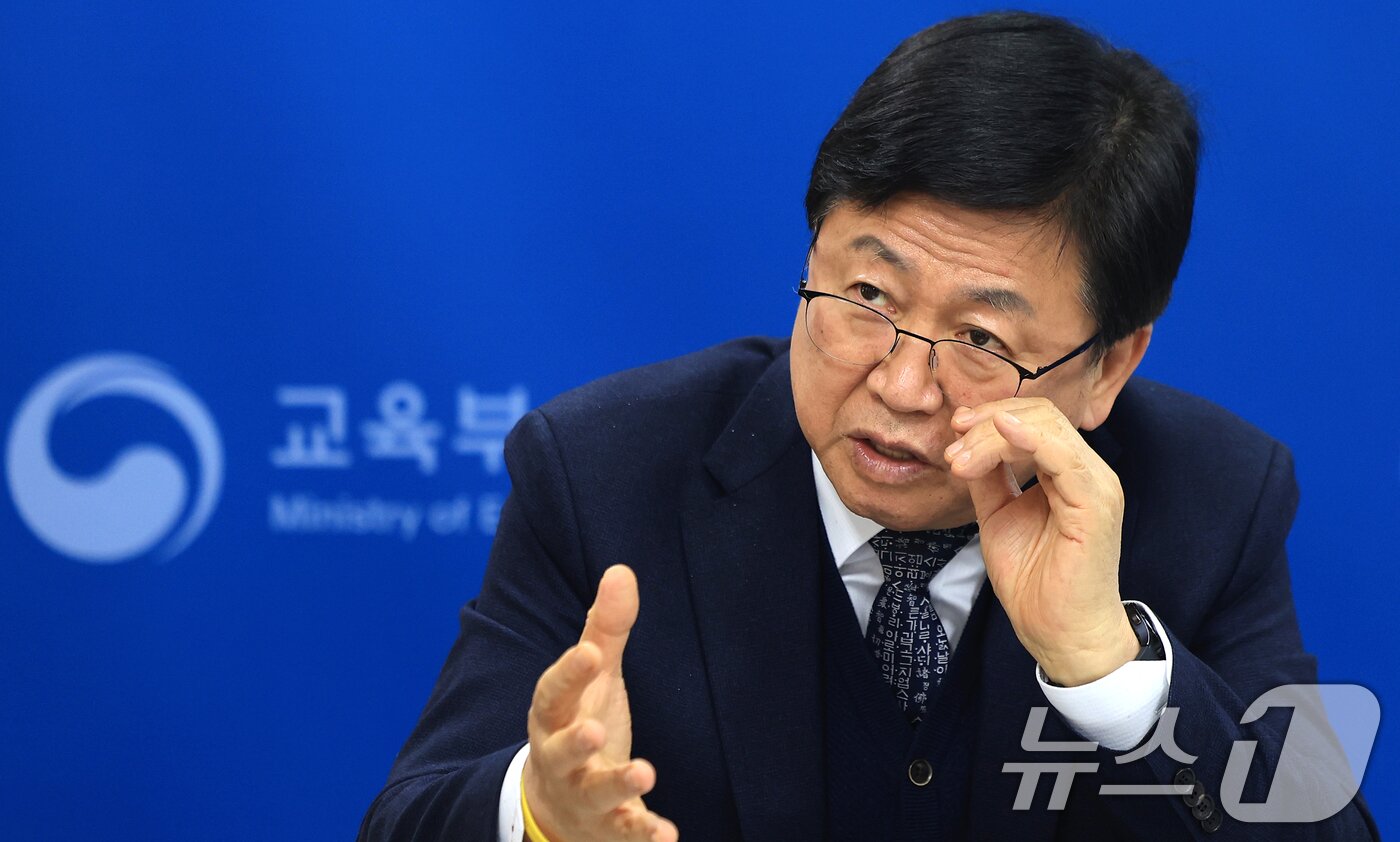 본문 이미지 - 최교진 교육부 장관은 교권침해의 학생부 기록에 개인적으로는 반대하는 입장이라고 설명했다. 2026.2.5 / ⓒ 뉴스1 이호윤 기자