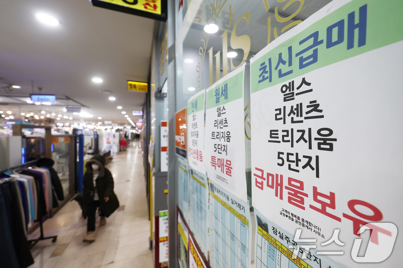 (서울=뉴스1) 김민지 기자 = 다주택자 양도세 중과 유예 종료를 앞두고 서울 핵심 지역인 잠실, 압구정, 반포 등에 매물이 늘어나는 양상이다.5일 부동산 데이터 플랫폼 아실에 따 …