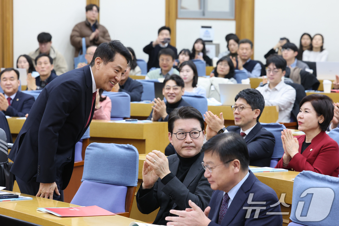 (서울=뉴스1) 신웅수 기자 = 오세훈 서울시장이 5일 서울 여의도 국회 의원회관에서 열린 시내버스 필수공익사업 지정 토론회에서 참석자들에게 인사하고 있다. 2026.2.5/뉴스1 …