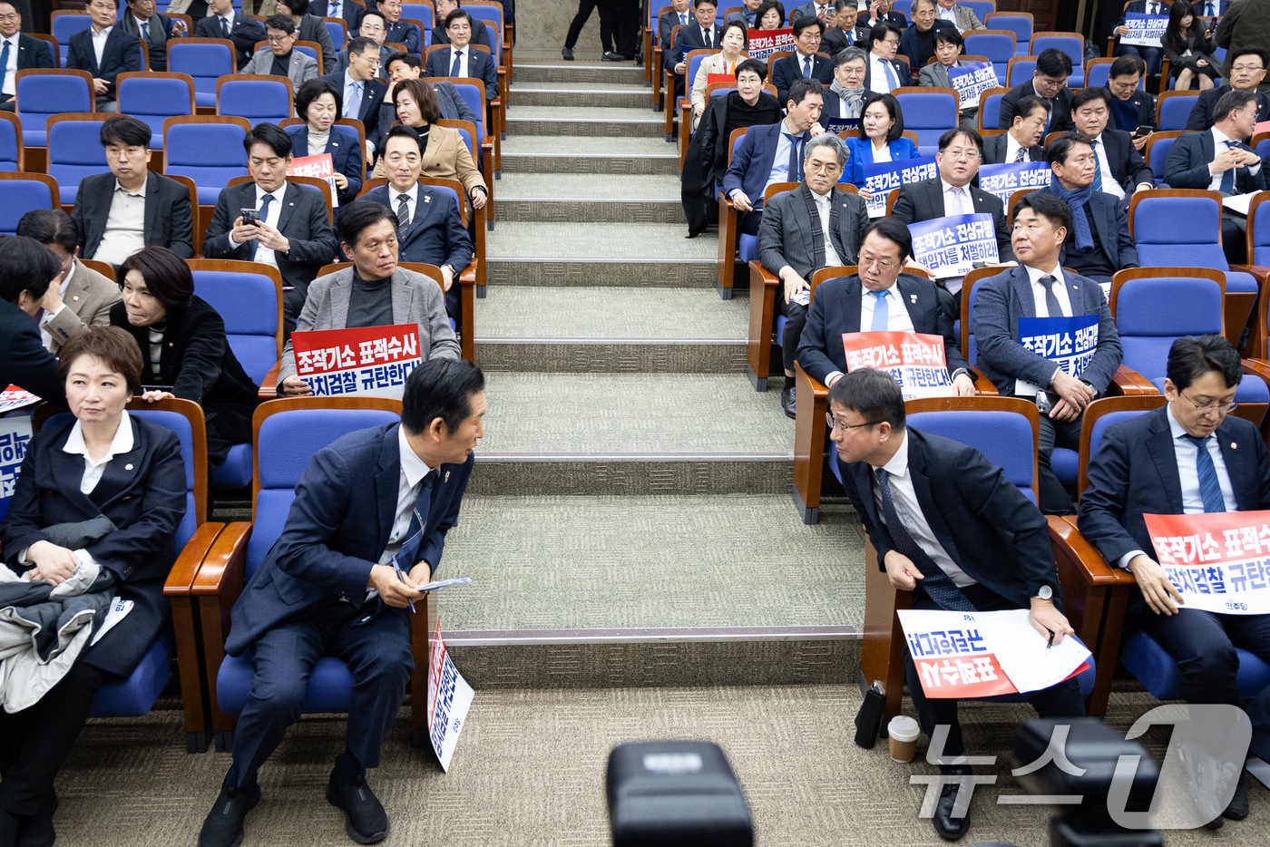 (서울=뉴스1) 유승관 기자 = 정청래 더불어민주당 대표와 한병도 원내대표가 5일 서울 여의도 국회에서 열린 정책의원총회에서 대화하고 있다. 2026.2.5/뉴스1