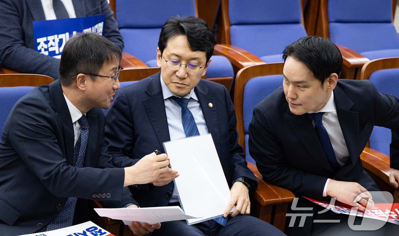(서울=뉴스1) 유승관 기자 = 한병도 더불어민주당 원내대표가 5일 서울 여의도 국회에서 열린 정책의원총회에서 김한규 원내정책수석부대표와 대화하고 있다. 가운데는 천준호 원내운영수 …