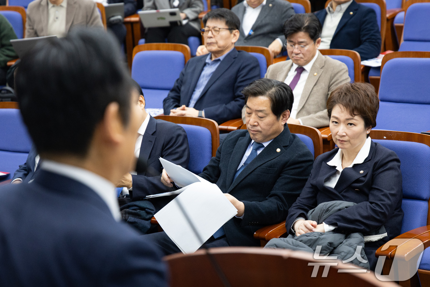 (서울=뉴스1) 유승관 기자 = 이언주 더불어민주당 최고위원이 5일 서울 여의도 국회에서 열린 정책의원총회에서 정청래 대표의 모두 발언을 경청하고 있다. 2026.2.5/뉴스1