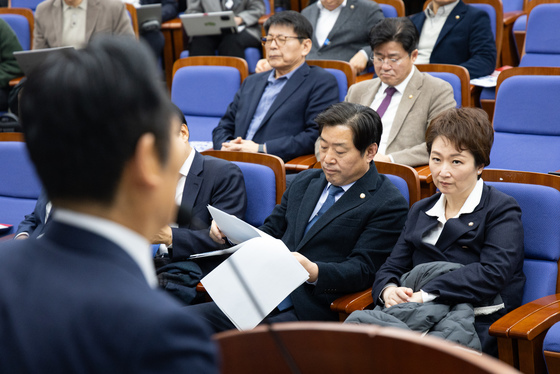 정청래 대표 발언 지켜보는 이언주 최고위원