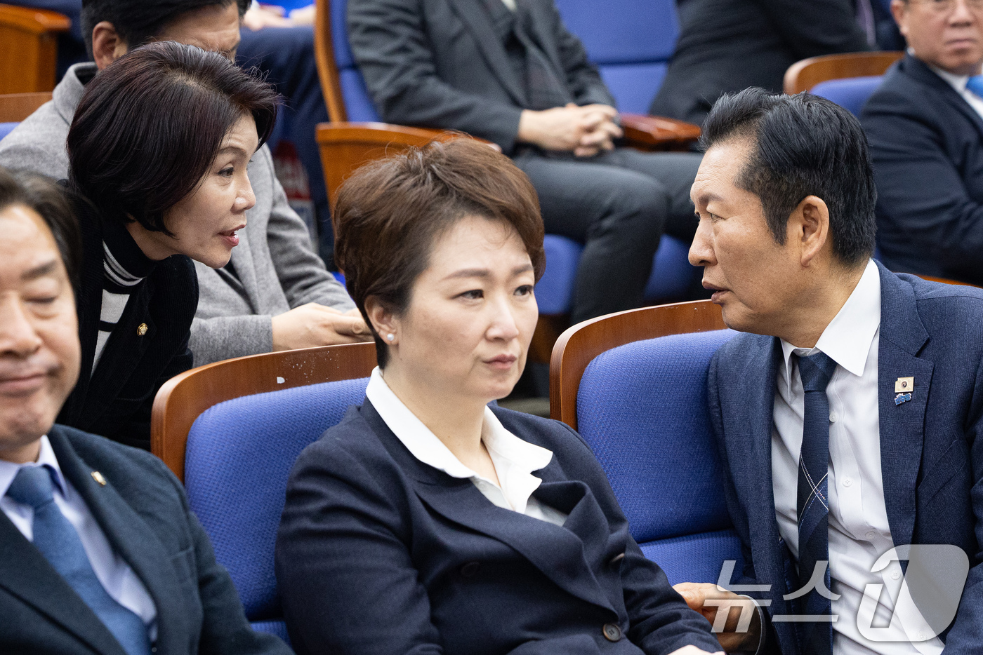 (서울=뉴스1) 유승관 기자 = 정청래 더불어민주당 대표와 한정애 정책위의장이 5일 서울 여의도 국회에서 열린 정책의원총회에서 대화하고 있다. 가운데는 이언주 최고위원. 2026. …