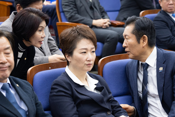 한정애 정책위의장과 대화하는 정청래 민주당 대표