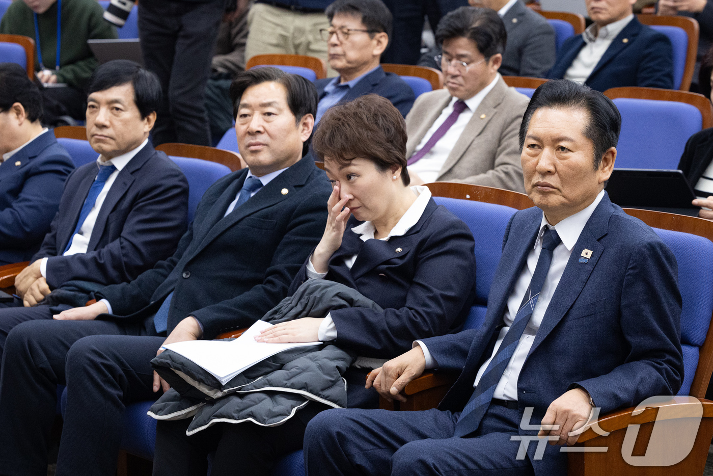 (서울=뉴스1) 유승관 기자 = 정청래 더불어민주당 대표를 비롯한 지도부가 5일 서울 여의도 국회에서 열린 정책의원총회에서 한병도 원내대표의 모두 발언을 경청하고 있다. 오른쪽부터 …