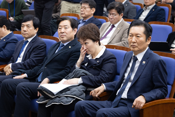 정책의총 자리한 민주당 지도부