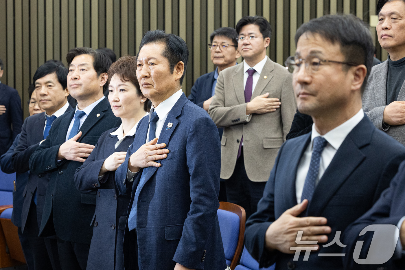 (서울=뉴스1) 유승관 기자 = 정청래 더불어민주당 대표와 한병도 원내대표를 비롯한 지도부가 5일 서울 여의도 국회에서 열린 정책의원총회에서 국민의례를 하고 있다. 2026.2.5 …