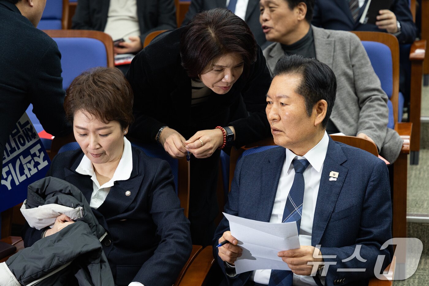 본문 이미지 - 정청래 더불어민주당 대표와 한정애 정책위의장이 지난 5일 서울 여의도 국회에서 열린 정책의원총회에서 대화하고 있다. 왼쪽은 이언주 최고위원. 2026.2.5 ⓒ 뉴스1 유승관 기자