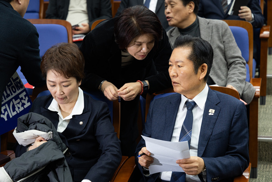 대화 나누는 정청래·한정애