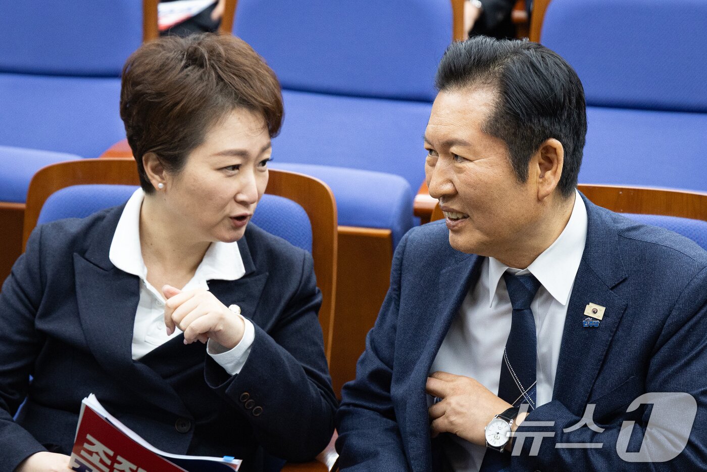 본문 이미지 - 정청래 더불어민주당 대표와 이언주 최고위원이 5일 서울 여의도 국회에서 열린 정책의원총회에서 대화하고 있다. 2026.2.5/뉴스1 ⓒ News1 유승관 기자