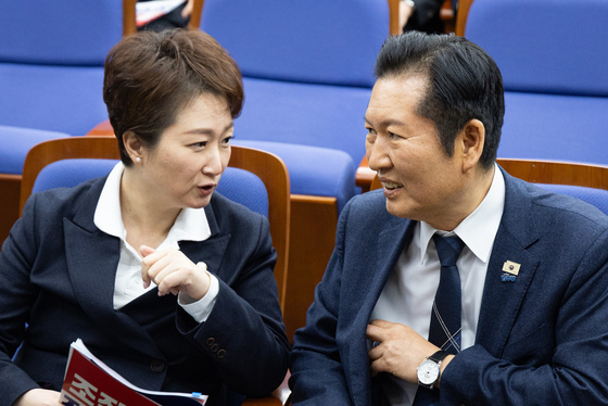 대화 나누는 정청래 대표와 이언주 최고위원