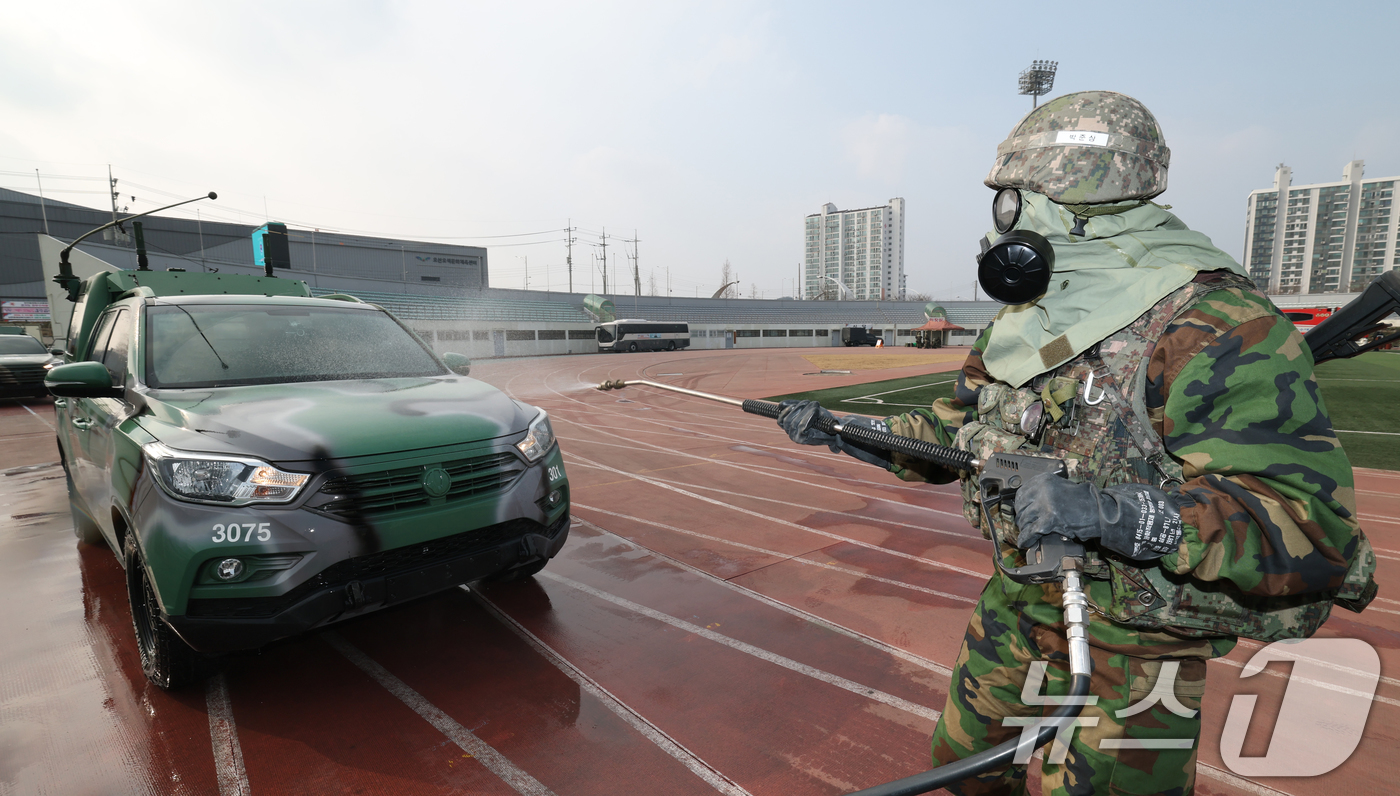 (오산=뉴스1) 김영운 기자 = 5일 경기 오산시 오산종합운동장에서 육군 제51사단 비룡여단 장병들이 2026년 혹한기 전술훈련의 일환으로 핵전하 사후관리 훈련을 하고 있다. 20 …