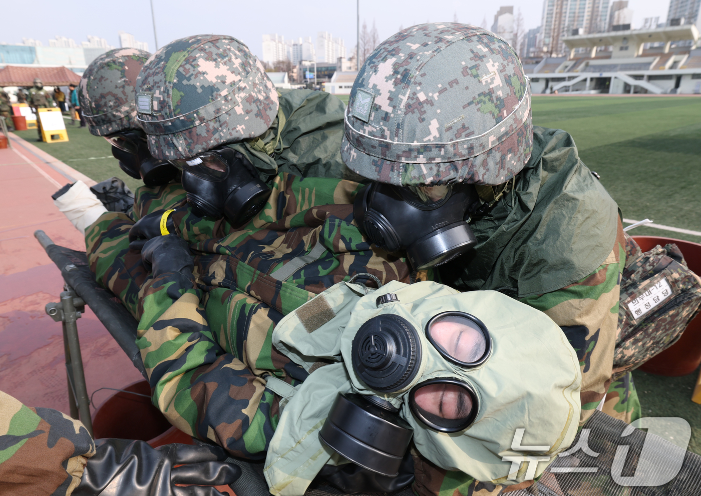 (오산=뉴스1) 김영운 기자 = 5일 경기 오산시 오산종합운동장에서 육군 제51사단 비룡여단 장병들과 해군 2함대 장병들이 2026년 혹한기 전술훈련의 일환으로 핵전하 사후관리 훈 …