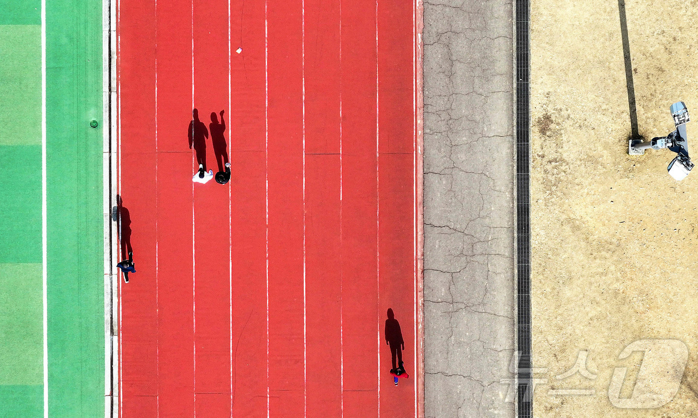 (광주=뉴스1) 박지현 기자 = 포근한 날씨를 보인 5일 광주 북구 용봉동 전남대학교 캠퍼스 운동장 트랙에서 시민들이 따뜻한 겨울 햇살 아래 산책을 하고 있다. (광주 북구 제공. …
