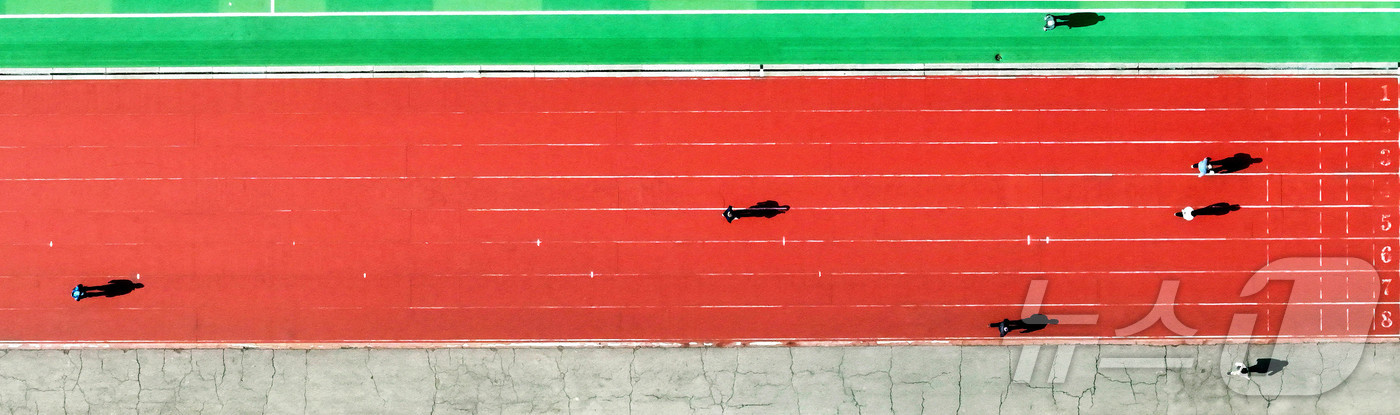 (광주=뉴스1) 박지현 기자 = 포근한 날씨를 보인 5일 광주 북구 용봉동 전남대학교 캠퍼스 운동장 트랙에서 시민들이 따뜻한 겨울 햇살 아래 산책을 하고 있다. (광주 북구 제공. …