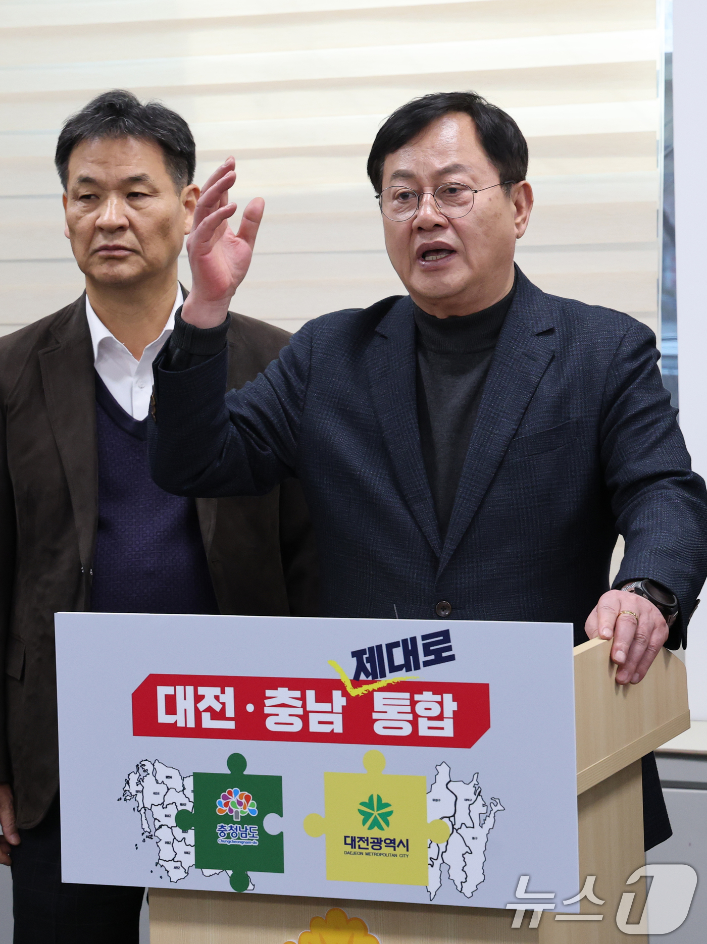 (대전=뉴스1) 김기태 기자 = 이은권 국민의힘 대전시당위원장이 5일 대전시의회에서 기자회견을 열고 더불어민주당 대전·충남 통합 특별법안을 비판하고 있다. 2026.2.5/뉴스1