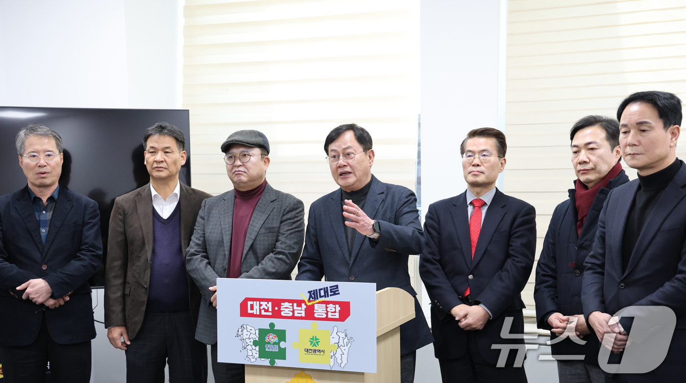 (대전=뉴스1) 김기태 기자 = 이은권 국민의힘 대전시당위원장이 5일 대전시의회에서 기자회견을 열고 더불어민주당 대전·충남 통합 특별법안을 비판하고 있다. 2026.2.5/뉴스1