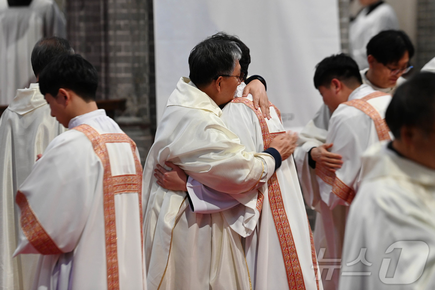 (서울=뉴스1) 사진공동취재단 = 5일 서울 중구 명동대성당에서 열린 2026년 천주교 서울대교구 부제 서품식에서 추천 사제들이 수품자들에게 부제복을 입혀주고 있다. 2026.2. …