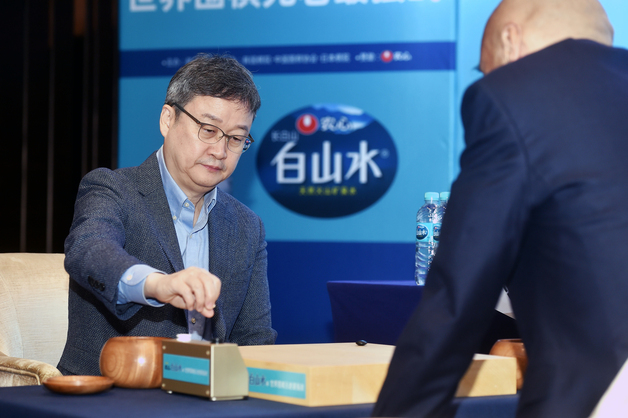 유창혁 9단, 日 고바야시 제압…한국, 백산수배 정상까지 1승 남았다