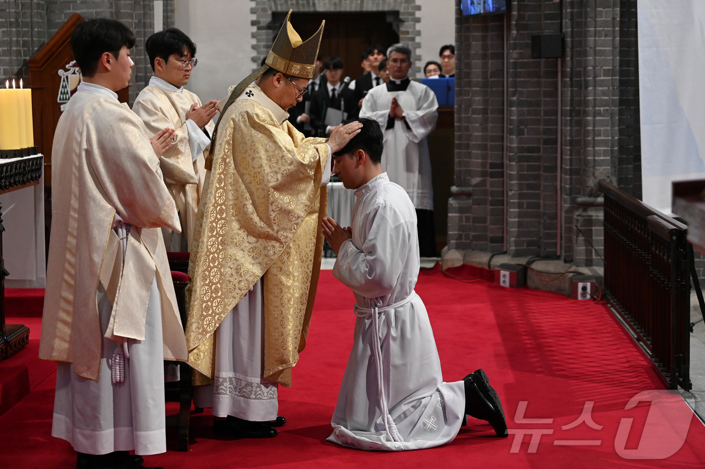 (서울=뉴스1) 사진공동취재단 = 5일 서울 중구 명동대성당에서 열린 2026년 천주교 서울대교구 부제 서품식에서 부제 수품자가 정순택 대주교에게 안수받고 있다. 2026.2.5/ …