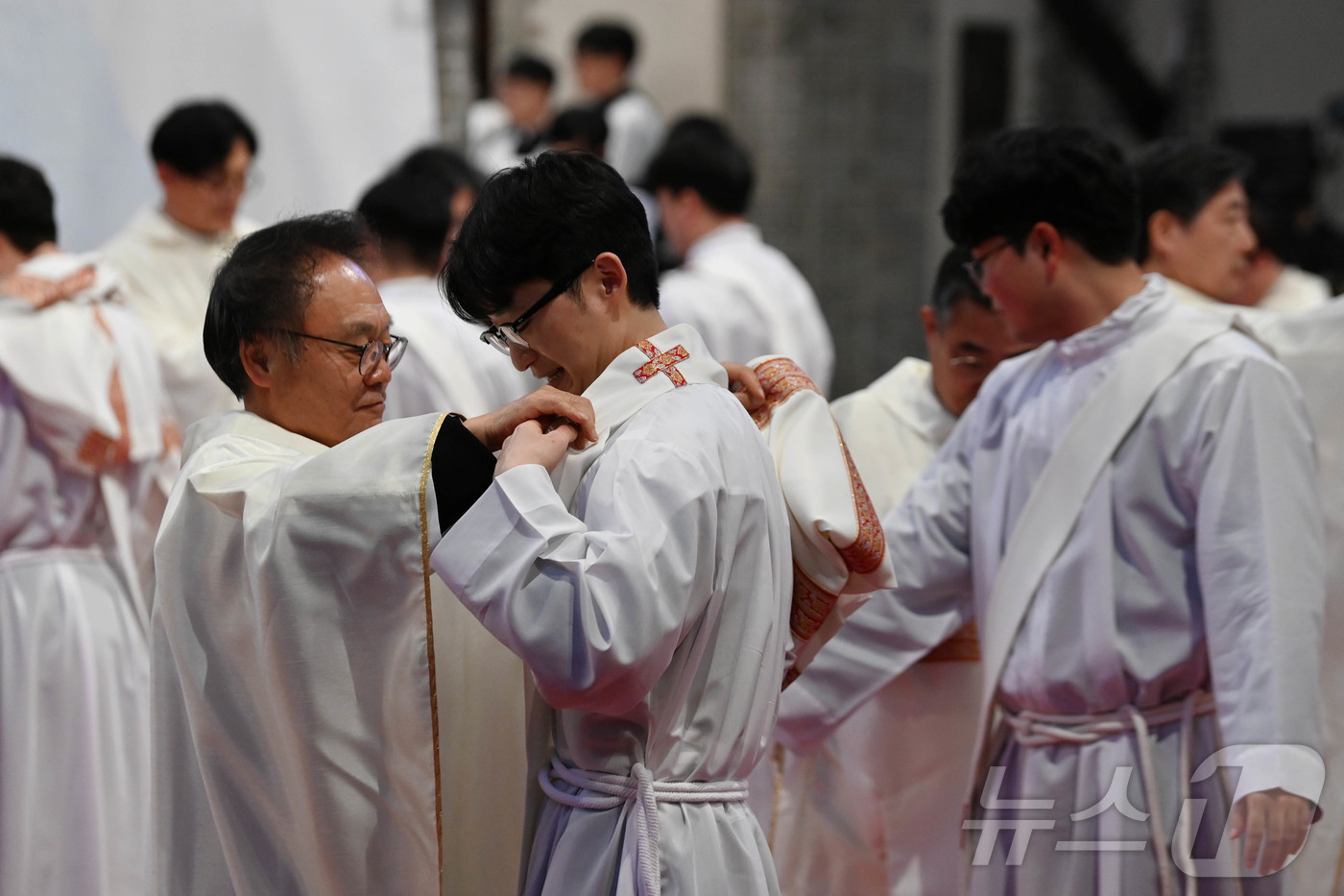 (서울=뉴스1) 사진공동취재단 = 5일 서울 중구 명동대성당에서 열린 2026년 천주교 서울대교구 부제 서품식에서 추천 사제들이 수품자들에게 부제복을 입혀주고 있다. 2026.2. …