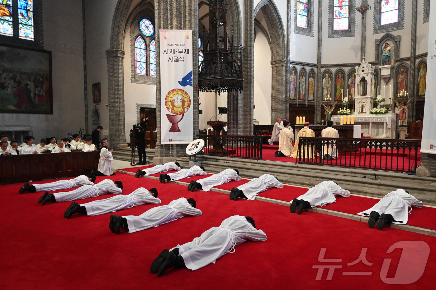 (서울=뉴스1) 사진공동취재단 = 5일 서울 중구 명동대성당에서 열린 2026년 천주교 서울대교구 부제 서품식에서 부제 수품자들이 부복하고 있다. 2026.2.5/뉴스1