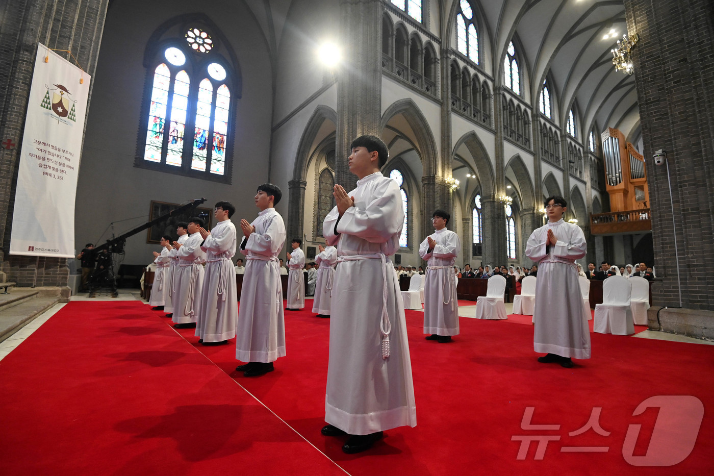 (서울=뉴스1) 사진공동취재단 = 5일 서울 중구 명동대성당에서 2026년 천주교 서울대교구 부제 서품식이 거행되고 있다. 2026.2.5/뉴스1