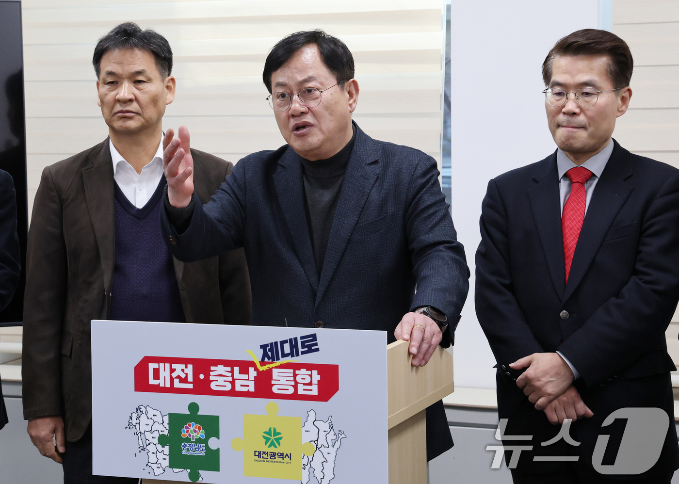 (대전=뉴스1) 김기태 기자 = 이은권 국민의힘 대전시당위원장이 5일 대전시의회에서 기자회견을 열고 더불어민주당 대전·충남 통합 특별법안을 비판하고 있다. 2026.2.5/뉴스1