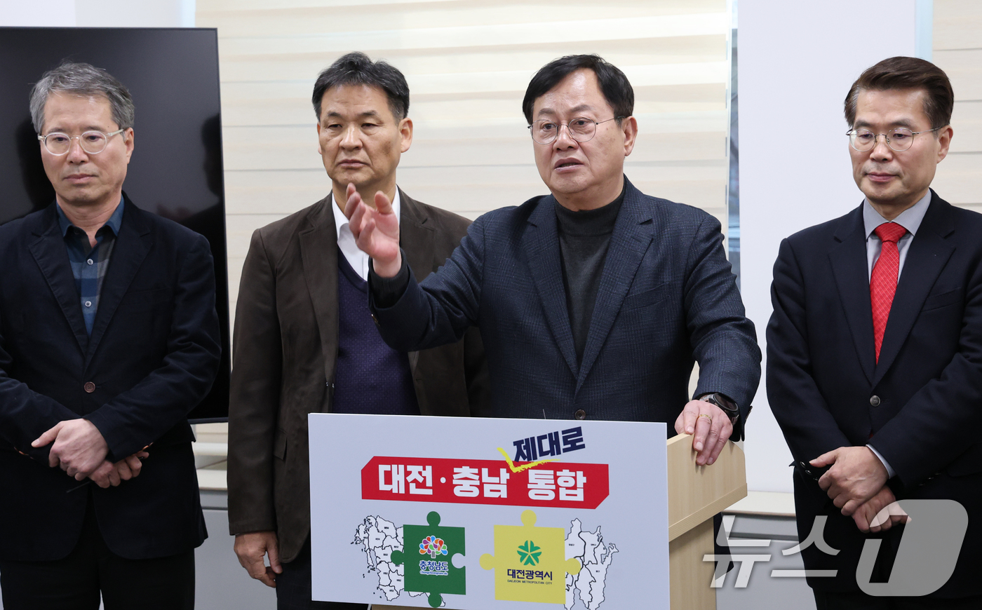 (대전=뉴스1) 김기태 기자 = 이은권 국민의힘 대전시당위원장이 5일 대전시의회에서 기자회견을 열고 더불어민주당 대전·충남 통합 특별법안을 비판하고 있다. 2026.2.5/뉴스1