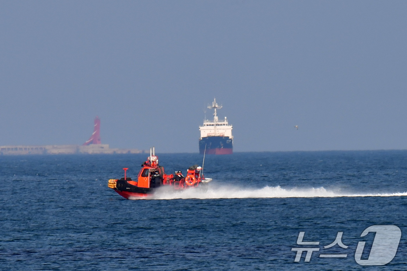 (포항=뉴스1) 최창호 기자 = 5일 경북 포항해양경찰서 구조대원들이 송도해수욕장 앞 바다에서 출동 훈련을 하고 있다.  2026.2.5/뉴스1