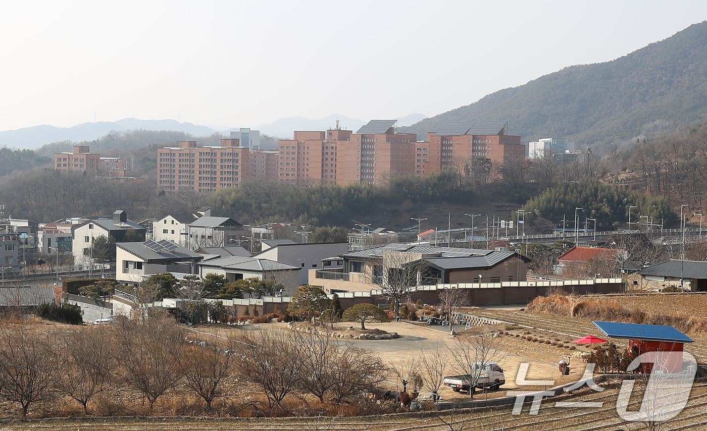 (대구=뉴스1) 공정식 기자 = 5일 오후 대구 달성군 유가읍 박근혜 전 대통령 사저 주변이 평소와 다름없이 조용한 모습이다.전날 박 전 대통령의 대구 사저가 유튜브 채널 '가로세 …