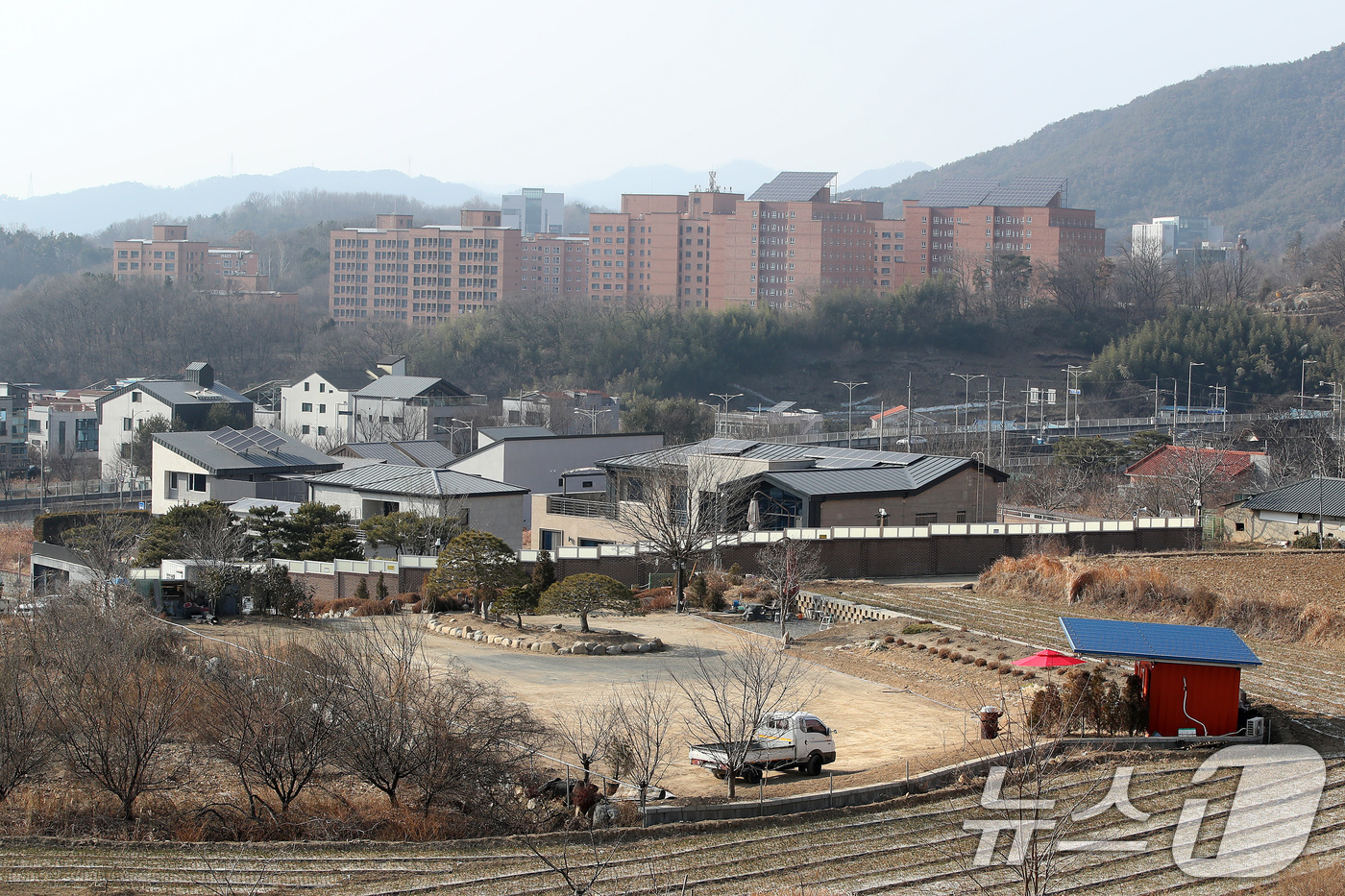 (대구=뉴스1) 공정식 기자 = 5일 오후 대구 달성군 유가읍 박근혜 전 대통령 사저 주변이 평소와 다름없이 조용한 모습이다.전날 박 전 대통령의 대구 사저가 유튜브 채널 '가로세 …