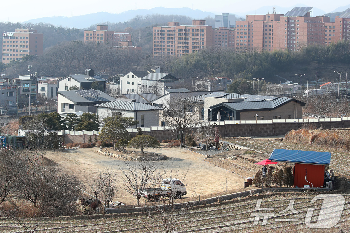 (대구=뉴스1) 공정식 기자 = 5일 오후 대구 달성군 유가읍 박근혜 전 대통령 사저 주변이 평소와 다름없이 조용한 모습이다.전날 박 전 대통령의 대구 사저가 유튜브 채널 '가로세 …