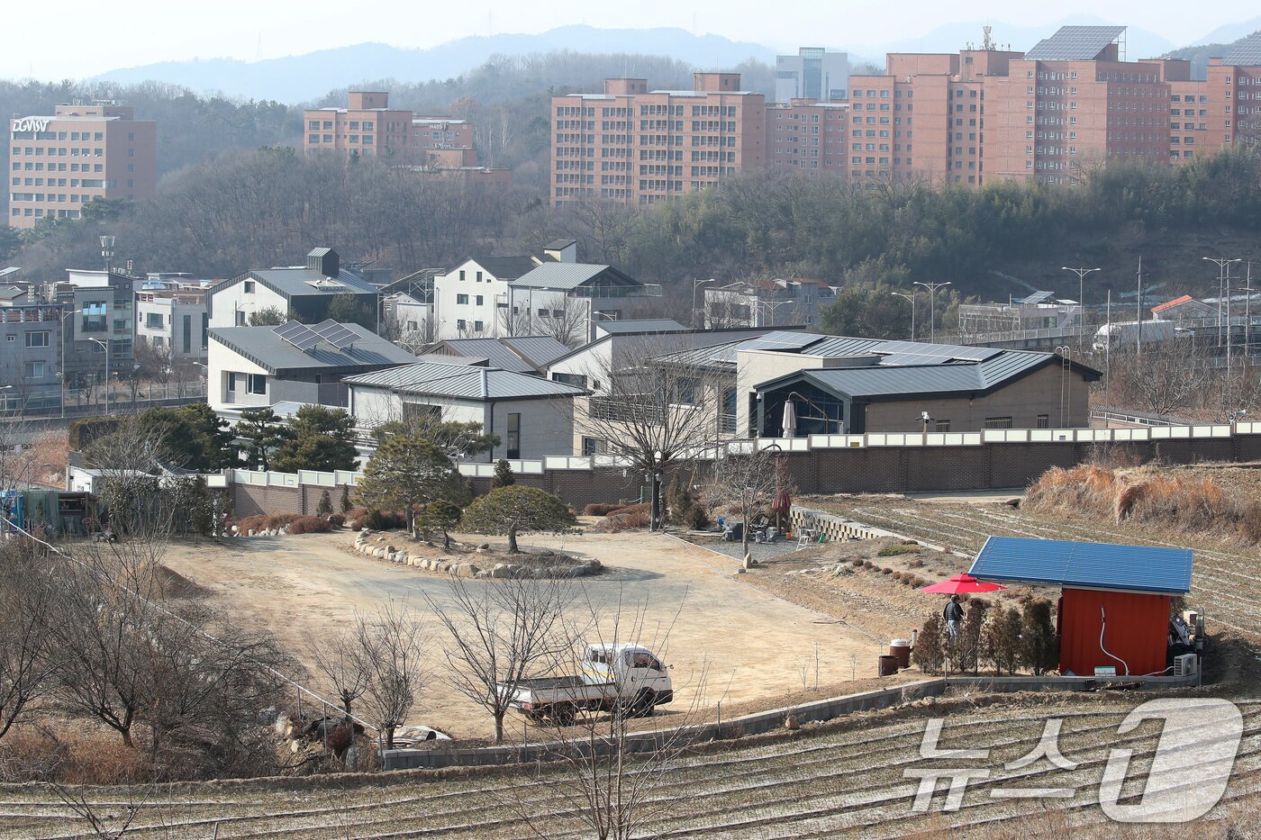 본문 이미지 - 5일 오후 대구 달성군 유가읍 박근혜 전 대통령 사저 주변이 평소와 다름없이 조용한 모습이다. 전날 박 전 대통령의 대구 사저가 유튜브 채널 '가로세로연구소(가세연)' 운영자 김세의 씨에 의해 가압류된 사실이 알려져 세간에 관심을 끌고 있다. 2026.2.5 / ⓒ 뉴스1 공정식 기자