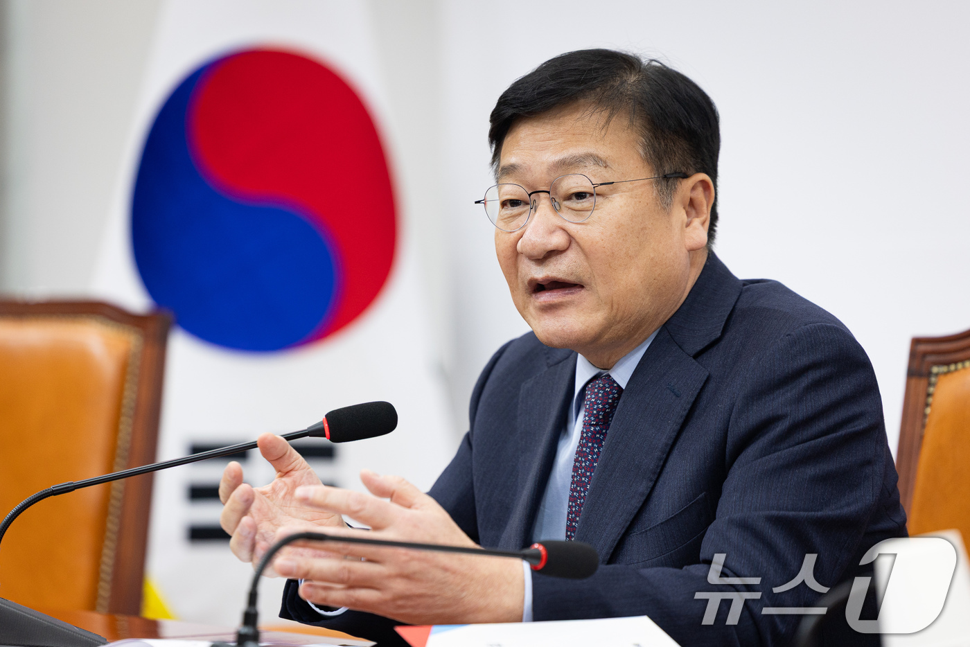 (서울=뉴스1) 유승관 기자 = 정점식 국민의힘 정강정책및당헌당규개정 특별위원회 위원장이 5일 서울 여의도 국회에서 열린 기자간담회에서 취재진 질문에 답하고 있다. 2026.2.5 …