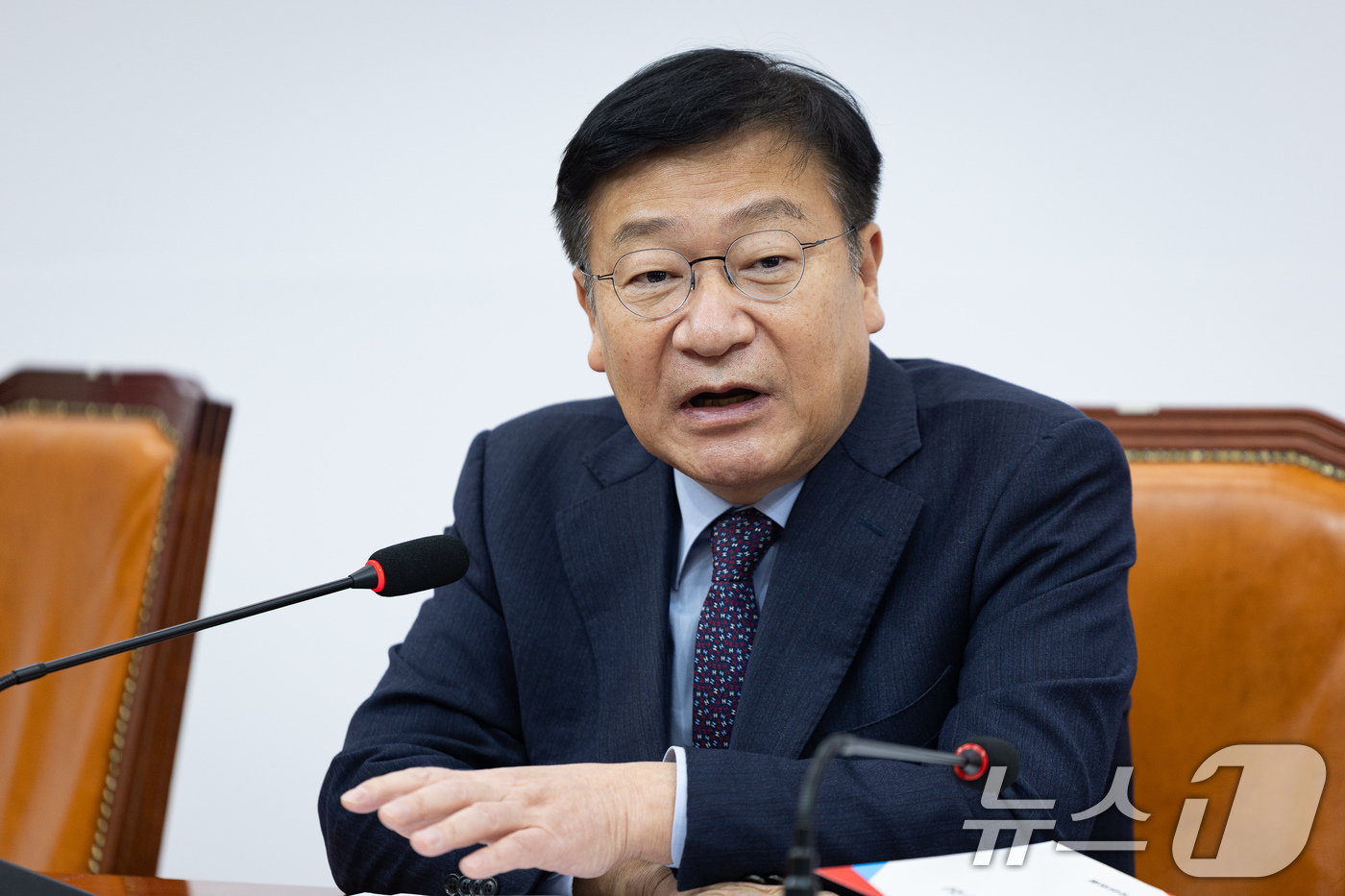 (서울=뉴스1) 유승관 기자 = 정점식 국민의힘 정강정책및당헌당규개정 특별위원회 위원장이 5일 서울 여의도 국회에서 열린 기자간담회에서 취재진 질문에 답하고 있다. 2026.2.5 …