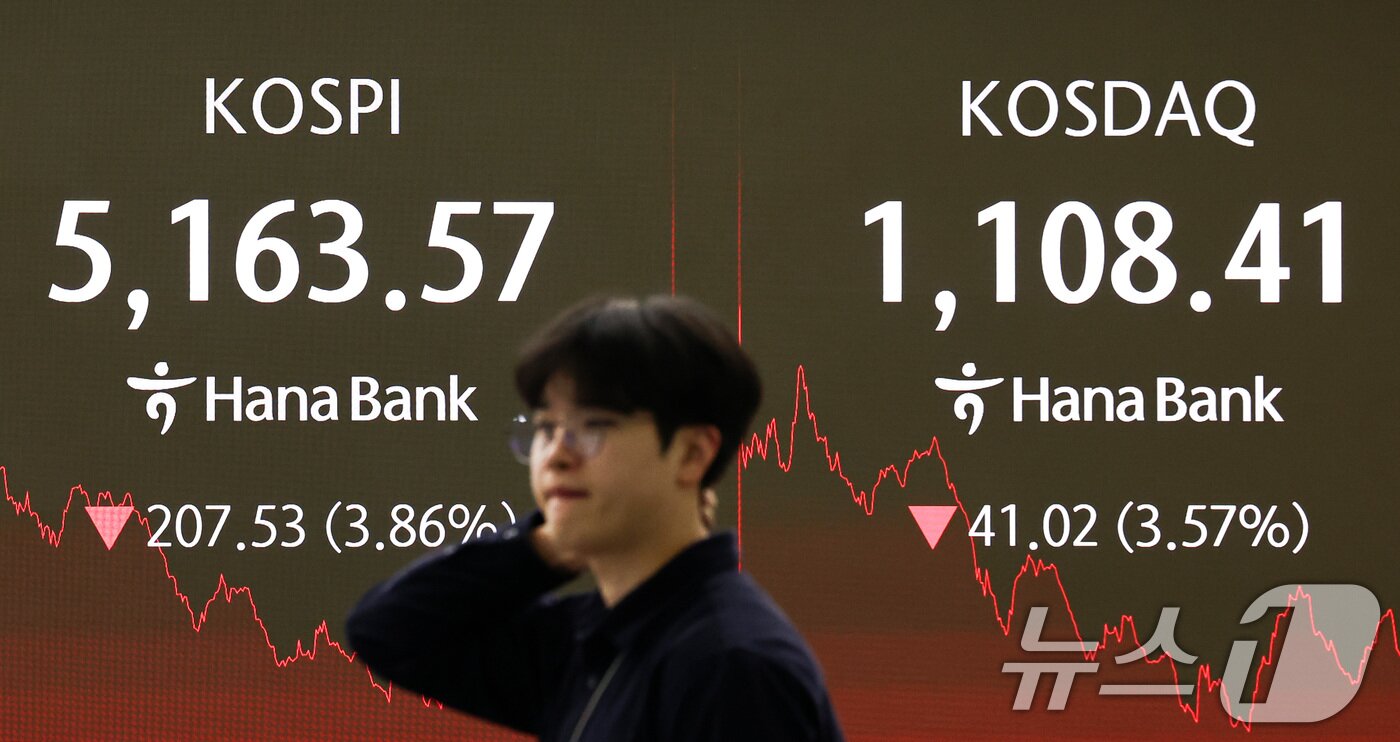 본문 이미지 - 5일 서울 중구 하나은행 본점 딜링룸 전광판에 코스피 종가가 표시되어 있다.  2026.2.5/뉴스1 ⓒ News1 최지환 기자