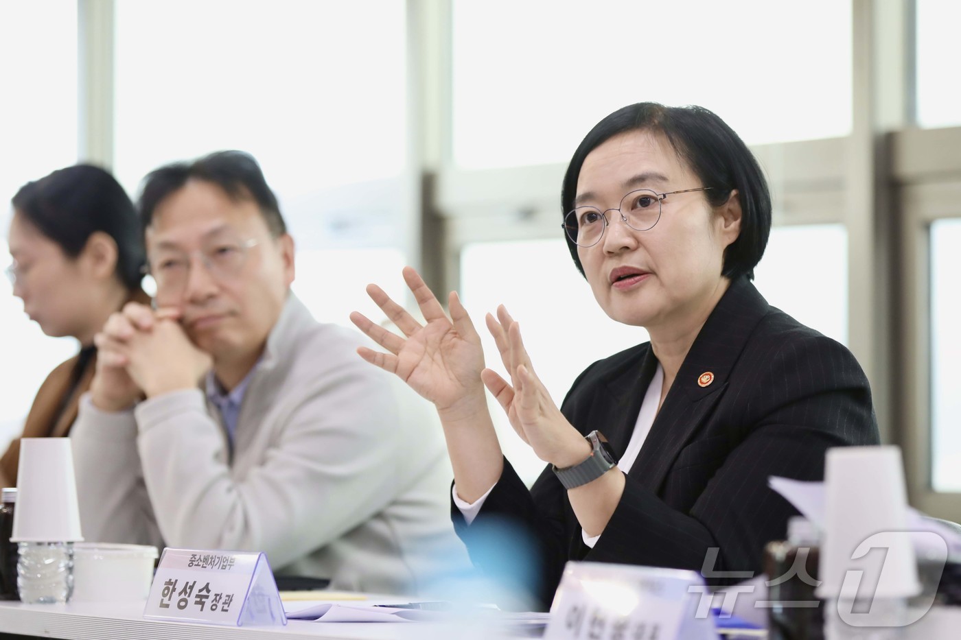 (서울=뉴스1) = 한성숙 중소벤처기업부 장관이 5일 서울에서 열린 '모두의 창업 프로젝트 전문가 간담회'에서 참석자들과 토론을 진행하고 있다. (중소벤처기업부 제공. 재판매 및 …